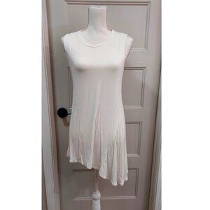 Logo Layers_M_used_white with side peak_sleeveless